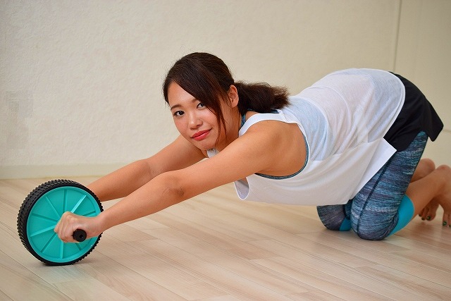 腹筋ローラーは毎日やっても良いの？効果やおすすめのトレーニング法も！ 筋トレ習慣